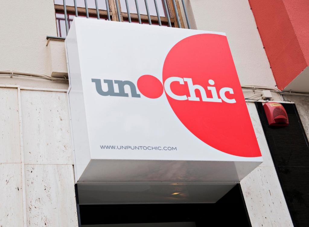 Hospedium Hostal Un Punto Chic ウエスカ エクステリア 写真